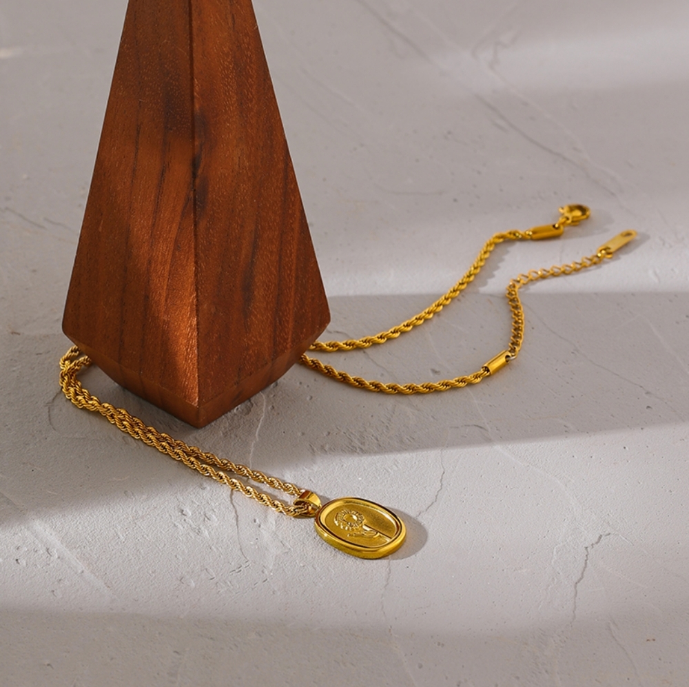 Awesome Oval Flower Necklace - Picture 2 of 8